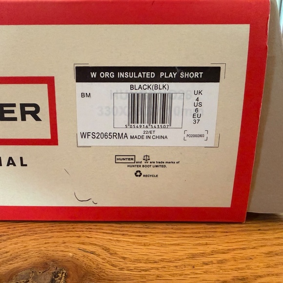 LIKE NEW Hunter Women's PLAY™ Short Rain Boots in Black (Size US 6 / EU 37) - Picture 2 of 14